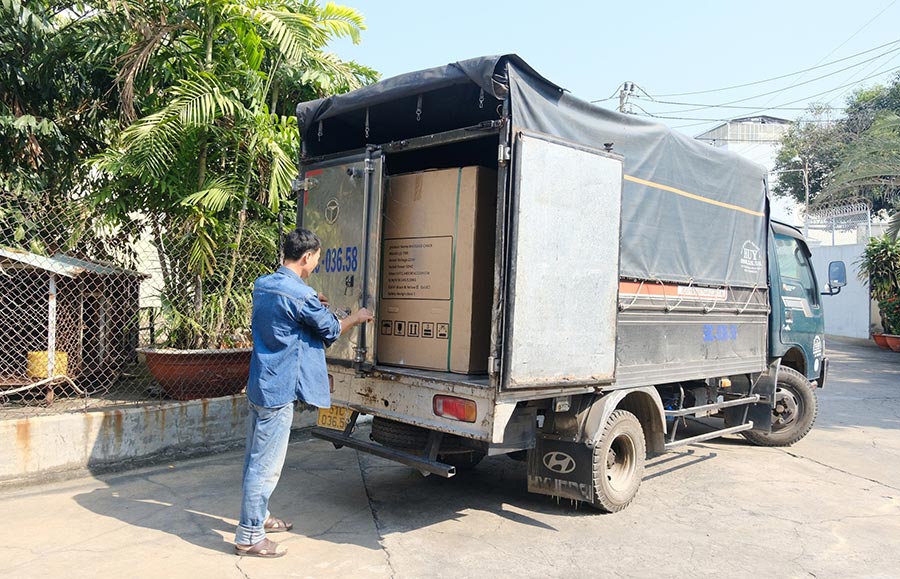 Các nhân viên của Komoder giao ghế đến cho khách hàng